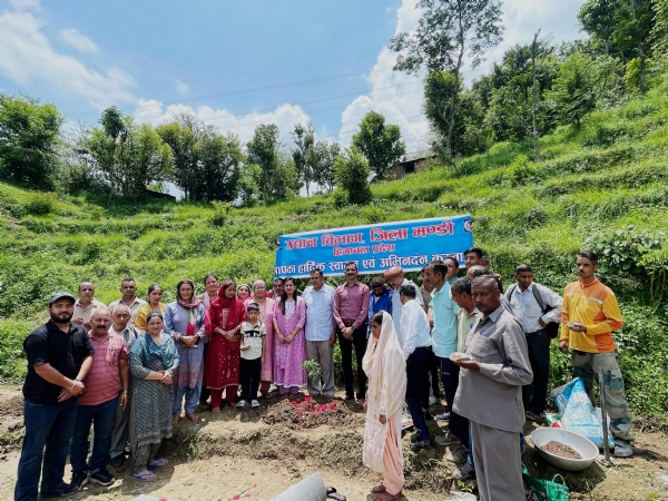 धनियारा क्लस्टर में लीची पौधरोपण अभियान का शुभारंभ करते हुए।