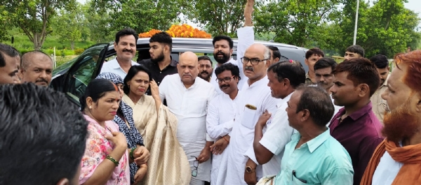 कांग्रेस प्रदेश अध्यक्ष अजय राय का स्वागत करते हुए कांग्रेस के कार्यकर्ता एवं नेताओं का छाया चित्र