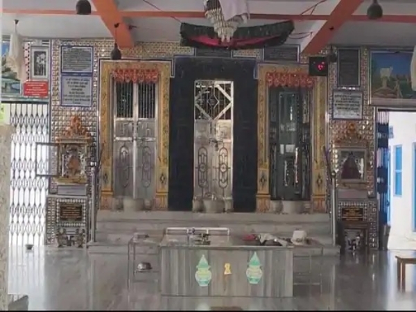 400 वर्ष पुरानी पार्श्वनाथ प्रतिमा सहित 4 लाख की चांदी ले गए चोर
