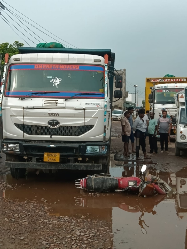 घटना स्थल पर ट्रक के पास पड़ी साधुराम की बाइक।