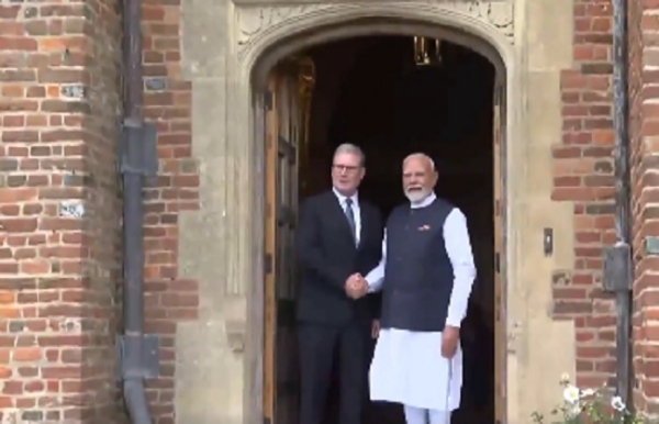 प्रधानमंत्री नरेन्द्र मोदी और ब्रिटेन के प्रधानमंत्री कीर स्टार्मर