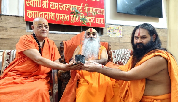हरियाली अमावस्या पर देश भर से चित्रकूट आये लाखों श्रद्धालुओं को संतों ने दिलाया पौधरोपण का संकल्प
