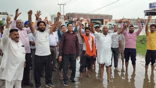 आरएस पुरा ओं विराेध प्रद्रशन करते लाेग्