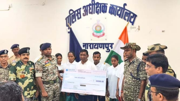 8 इनामी नक्सलियों ने किया आत्मसमर्पण