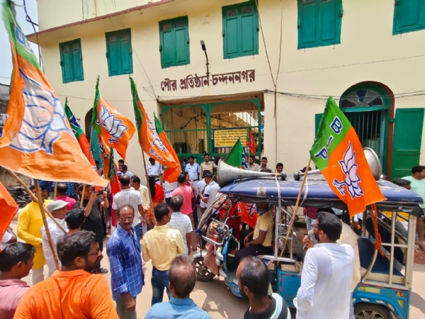 चंदननगर निगम में हंगामा: गेट तोड़कर मेयर के कमरे तक पहुंची भाजपा, पुलिस ने बाहर निकाला