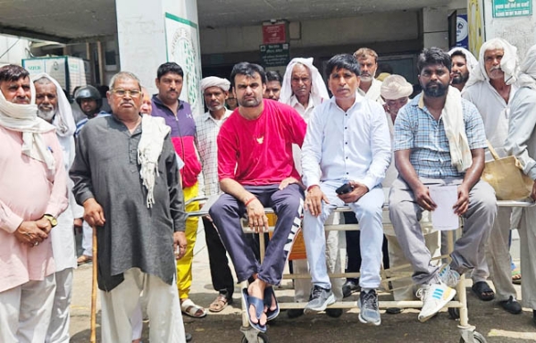 सोनीपत:         स्वास्थ्य सेवाओं को दुरुस्त करने की मांग को लेकर जनप्रतिनिधि स्टेचर  पर बैठकर सरकारी अस्पताल में प्रदर्शन  करते हुए
