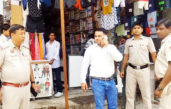 सोनीपत: ट्रैफिक  पुलिस और नगर निगम की संयुक्त टीम अतिक्रमण हटाओ अभियान चलाते हुए