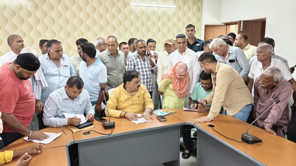 जनता दरबार में शिकायतें सुनते हुए डिप्टी स्पीकर।