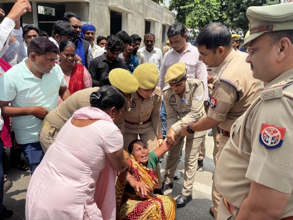 एसएसपी ऑफिस पर प्रदर्शन करते भीम आर्मी व आजाद समाज पार्टी के पदाधिकारी, पीड़ित परिवार को न्याय दिलाने की उठाई मांग।