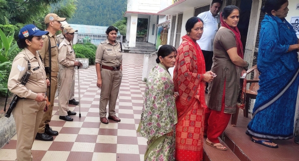 रामगढ़ के एक मतदान केंद्र का निरीक्षण करने पहुंचीं पुलिस उपाधीक्षक दीपशिखा