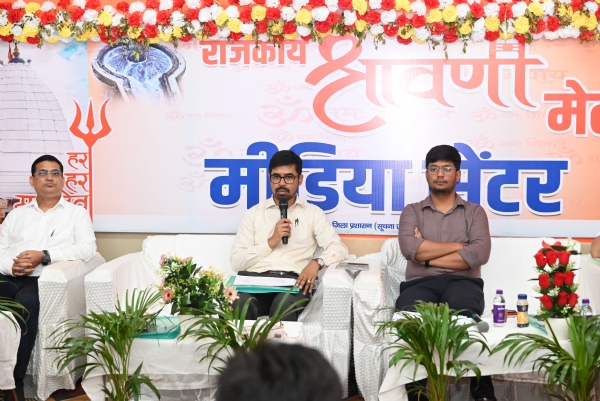 उपायुक्त प्रेस वार्ता करते हुए