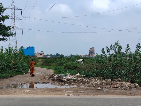 मुहाने पर गंदगी अंबार अंदर कच्ची सड़क में जमी पानी
