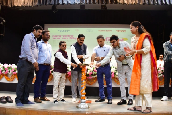 उद्घाटन करते अतिथि