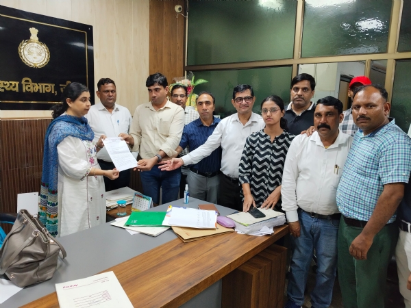 सिविल सर्जन को ज्ञापन सौंपते चिकित्सक और स्वास्थ्य कर्मी।