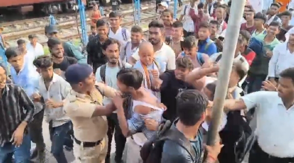 चोर की पिटाई करते लोग