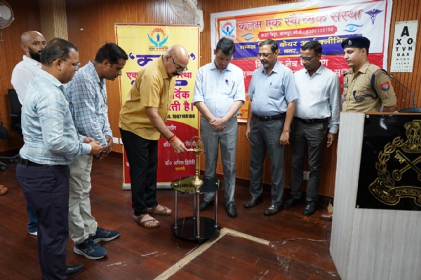 लखनऊ कारागार में नेत्र शिविर का शुभांरभ करते हुए।