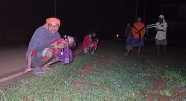 हाथियों के डर से रतजगा करते ग्रामीण