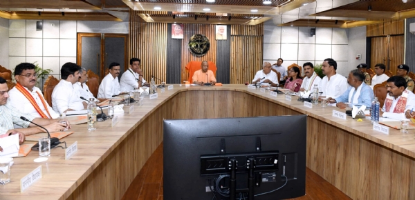 विधानसभावार कार्ययोजना और भावी सड़क प्रस्तावों को एक-एक कर समझा सीएम ने*