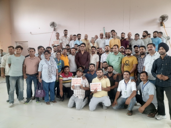 युवाओं के साथ पर्यटन निगम के अध्यक्ष आरएस बाली।