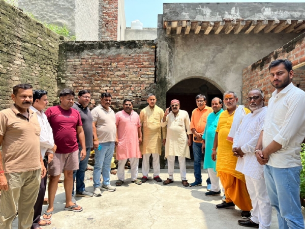 बेठक करते करते ब्राह्मण समाज के लोग
