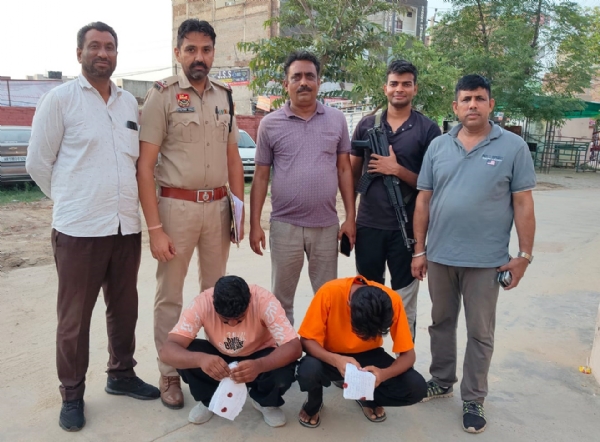 पकड़े गए हेरोइन तस्कर।