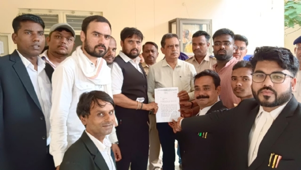 बच्चों से बर्तन धुलवाने और झाड़ू लगवाने पर डी ई ओ कार्यालय में हुआ विरोध प्रदर्शन