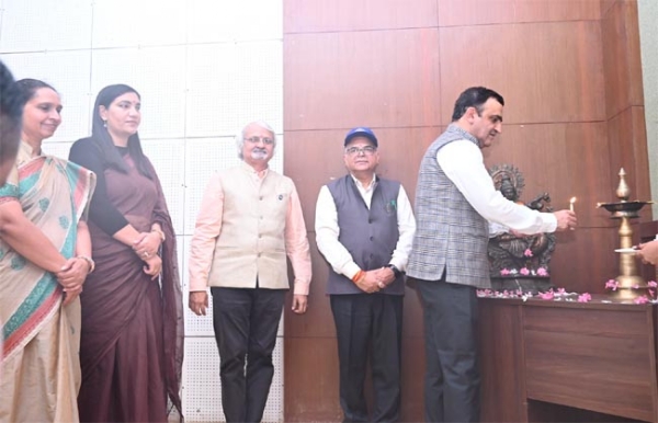 दीप प्रज्वलित कर कार्यक्रम का शुभारंभ करते जिला एवं सत्र न्यायाधीश नरेंद्र सूरा।