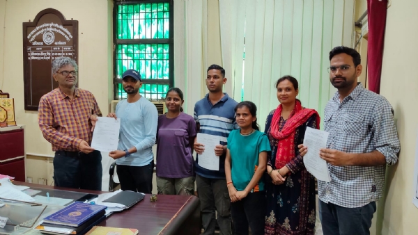 प्लेसमेंट चयन में बधाई देते कुलपति