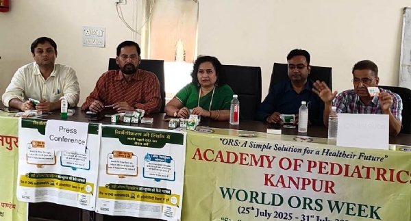 कानपुर में मीडिया को दस्त से होने वाली मृत्यु और ओआरएस की भूमिका पर महत्वपूर्ण जानकारी देते हुए डॉ अमितेश यादव का छायाचित्र