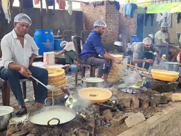 फरीदाबाद में दुकान पर घेवर बनाने में लगे कारीगर। छापामार टीम ने घेवर बनाने की प्रक्रिया का भी अच्छे से अवलोकन किया।