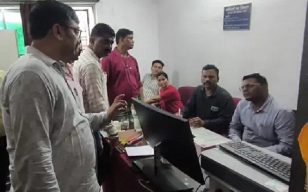 लोकसेवा प्रबंधन विभाग का डेटा इंट्री ऑपरेटर 10 हजार रुपये की रिश्वर लेते रंगेहाथों गिरफ्तार