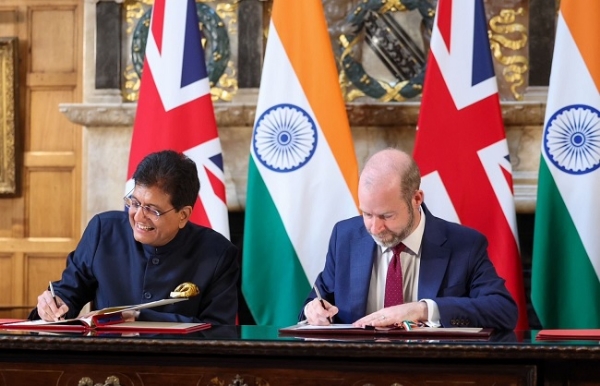 एफटीए पर हस्‍ताक्षर करते पीयूष गोयल और उनके ब्रिटिश समकक्ष जोनाथन रेनॉल्ड्स