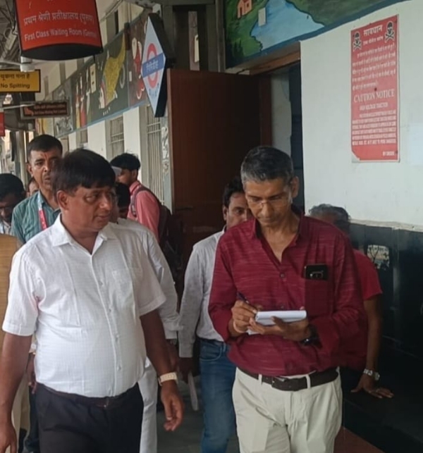 निरीक्षण करते अधिकारी