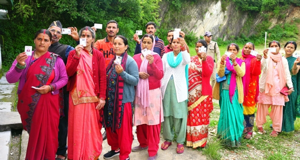 ओखलकांडा के एक बूथ पर मतदान केंद्र पहुंचती महिलाएं।