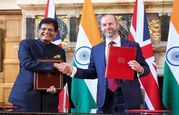 एफटीए पर हस्‍ताक्षर करते पीयूष गोयल और उनके ब्रिटिश समकक्ष जोनाथन रेनॉल्ड्स
