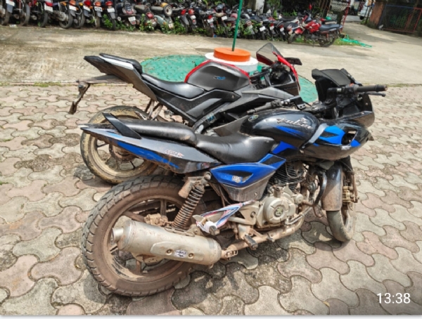 गिरफ्तार आरोपी और बरामद बाइक की जानकारी देते पुलिस पदाधिकारी