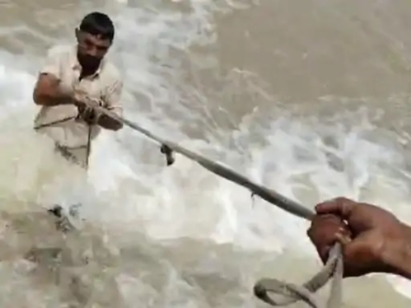 लोगों ने दंपती को रस्सियों से बाहर निकाला