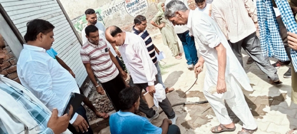 फतेहाबाद। गांव काताखेड़ी में पानी के अवैध कनैक्शन काटते विभाग के कर्मचारी।