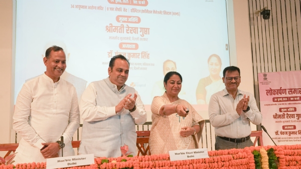 दिल्ली सचिवालय में गुरुवरा को आनलाइन माध्यम से 34 आयुष्मान आरोग्य मंदिरों और 8 जन औषधि केंद्रों का उद्घाटन  करती मु