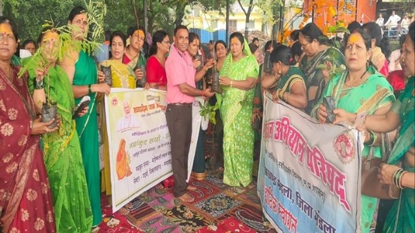 मंडलाः मंत्री संपतिया उईके ने पौधा वितरण कर नवांकुर सखी कार्यक्रम का शुभारंभ किया
