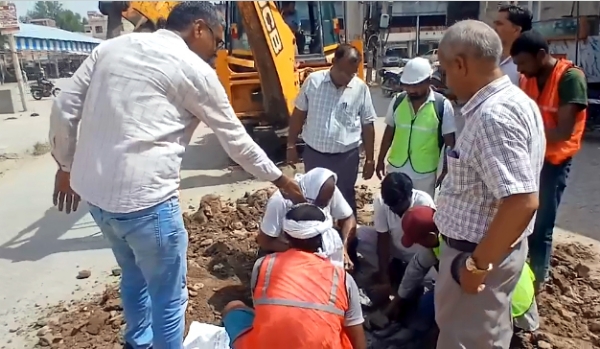 स्टॉर्म वॉटर प्रोजेक्ट के सैंपल लेते सीएम फ्लाइंग टीम के सदस्य।