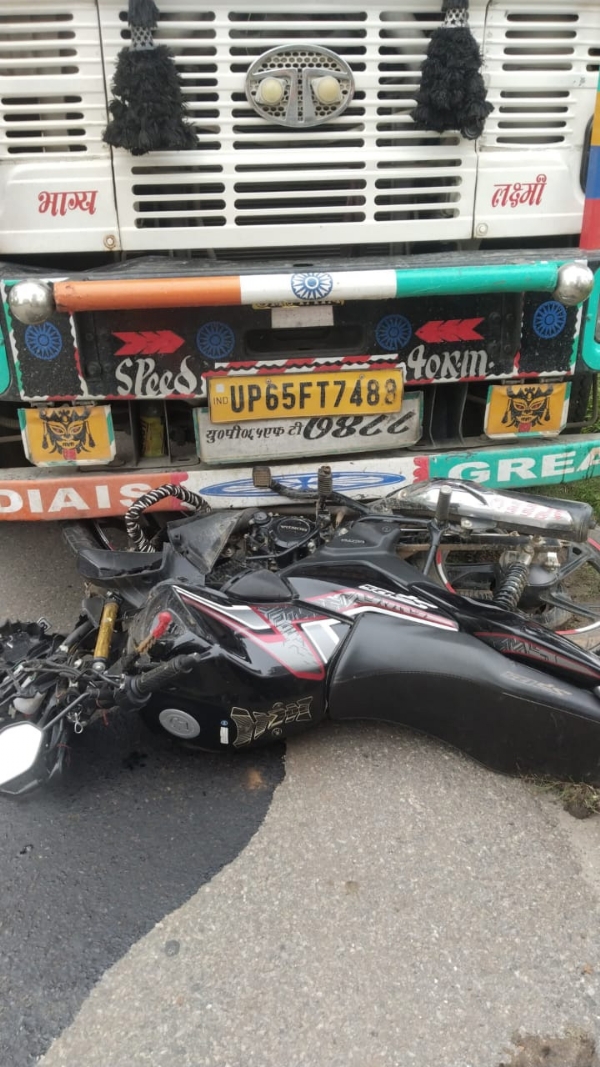 ट्रक में फंसी बाइक