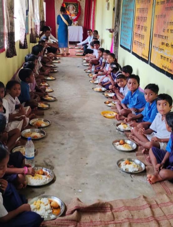 शिक्षक ने करवाया न्योता भोज, उत्कृष्ट बच्चों को किया सम्मानित