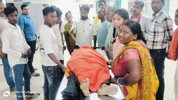 कृति के शव के साथ परिजन
