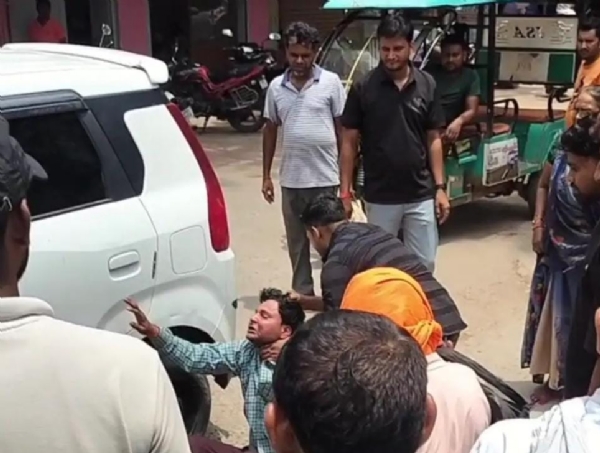 पत्नी को परेशान करने पर बीच सड़क पर कार सवार युवक की पिटाई