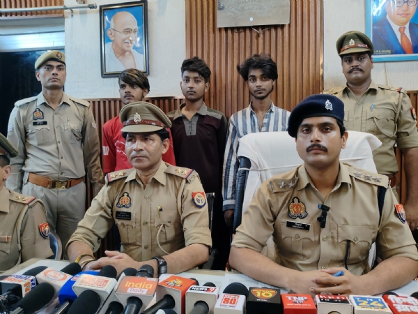 आरोपियों की गिरफ्तारी की जानकारी देते एसीपी