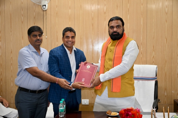 सीएजी अधिकारी रिपोर्ट की कॉपी वित्त मंत्री सम्राट चौधरी को देते