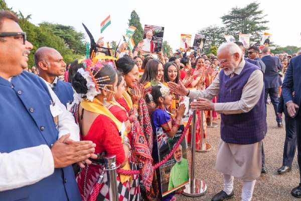 दो दिवसीय यात्रा पर लंदन पहुंचे प्रधानमंत्री मोदी का भारतीय समुदाय ने जोरदार स्वागत किया। (फोटो-एक्स).