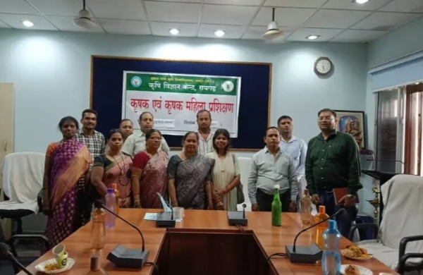 कृषि विज्ञान केन्द्र में कृषकों के लिए आयोजित किया गया मशरूम उत्पादन प्रशिक्षण कार्यक्रम 22 कृषकों के साथ स्व-सहायता समूह की महिलाएं भी प्रशिक्षण में हुईं शामिल