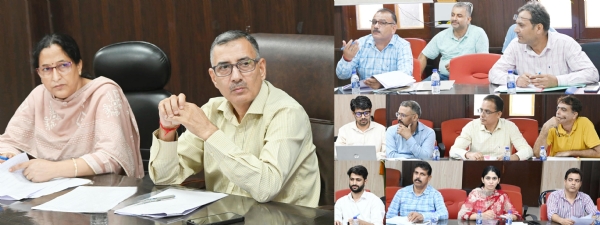 समीकशा बैठक में भाग लेते हुए विभिनन अधिकारी्